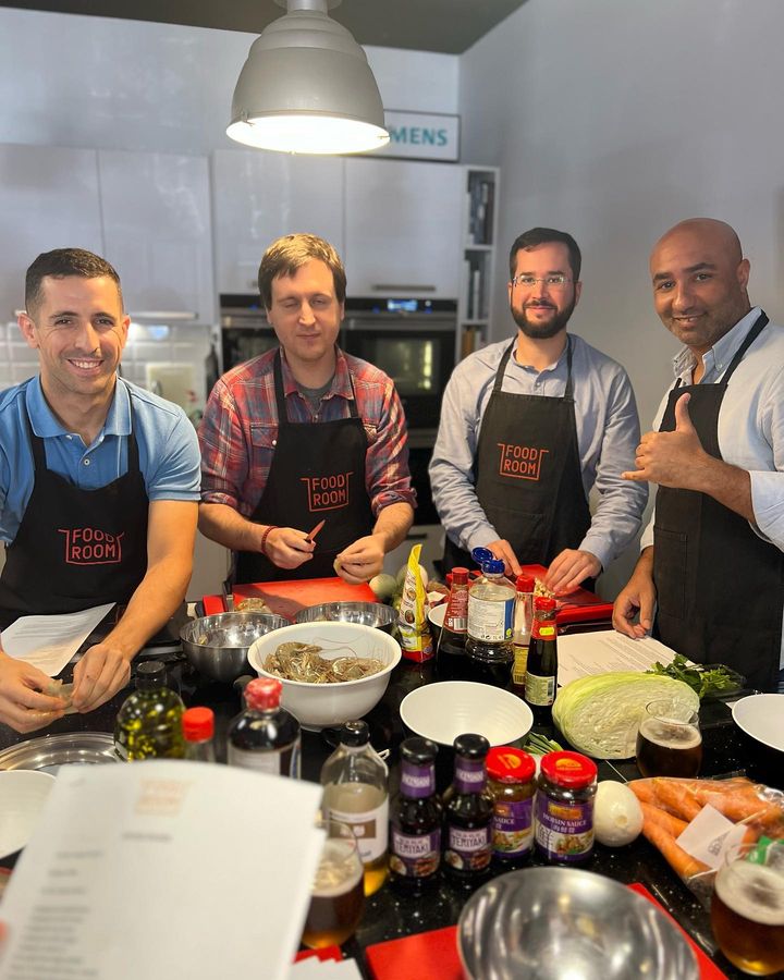 marbella-teambuilding-activities-men-with-aprons-preparing-food-3