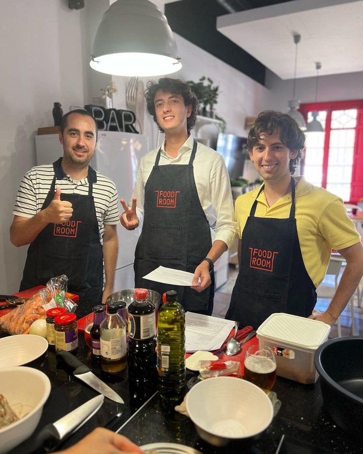 marbella-teambuilding-activities-men-with-aprons-preparing-food-4