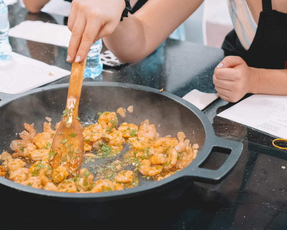 spanish-cooking-course-close-up-gambas-pil-pil-in-the-pan