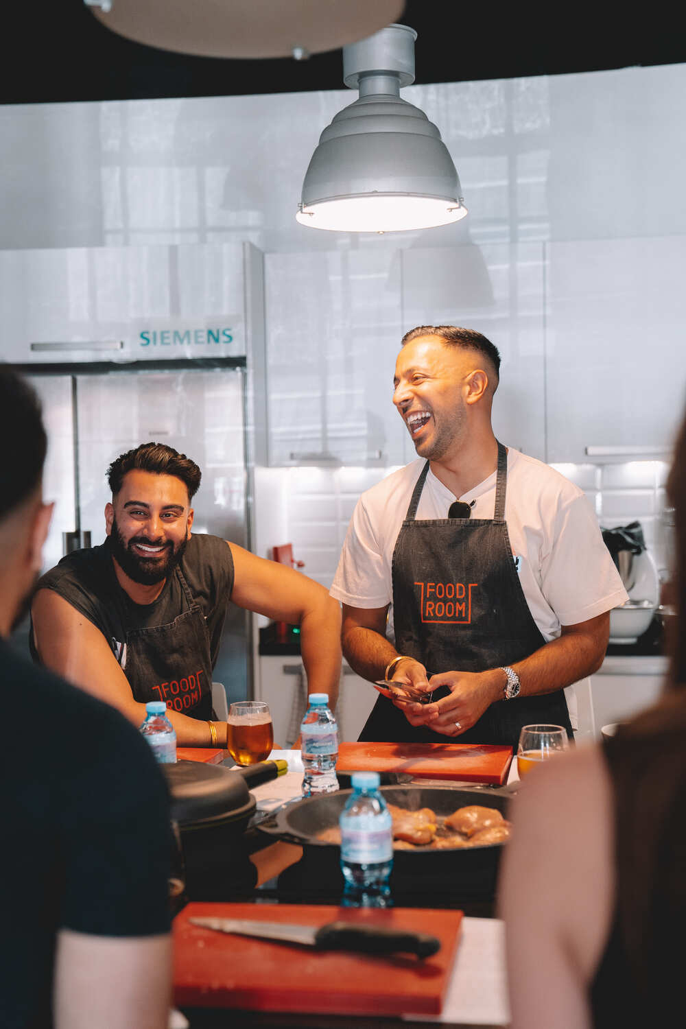 spanish-cooking-course-two-men-laughing-around-the-table